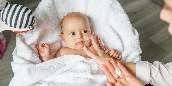 Bezpieczna pielęgnacja skóry dziecka – kosmetyki z apteki